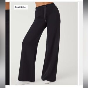 Spanx AirEssentials Wide Leg Pant
Very Black / Regular / S